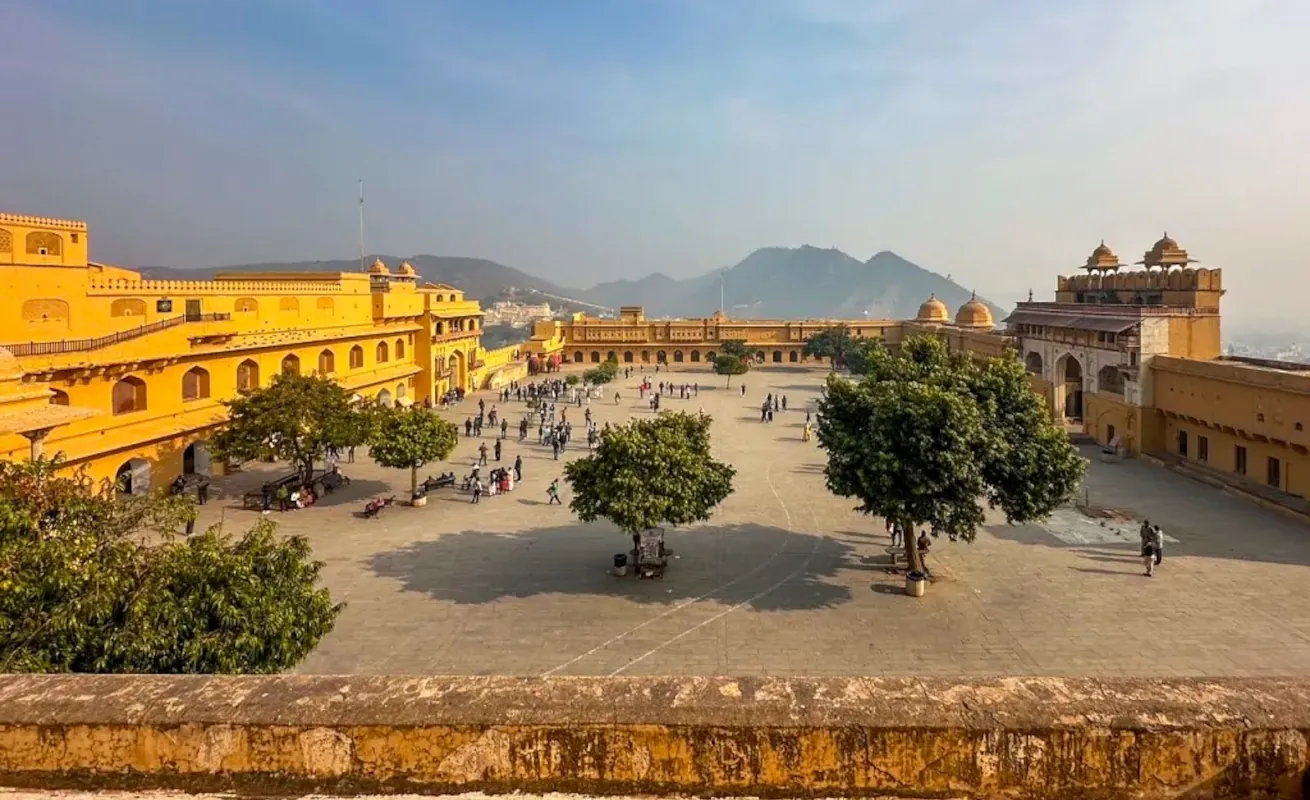 Courtyard-at-Amer-Fort-in-Jaiupr