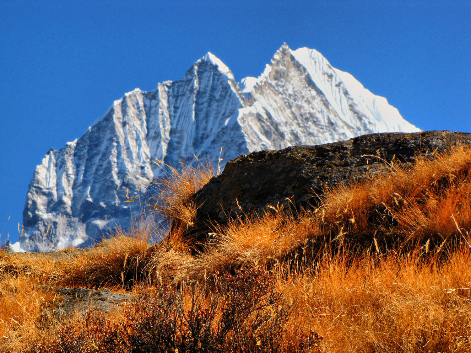 thamserku-namche-bazaar-everest-base-camp-trek-nepal